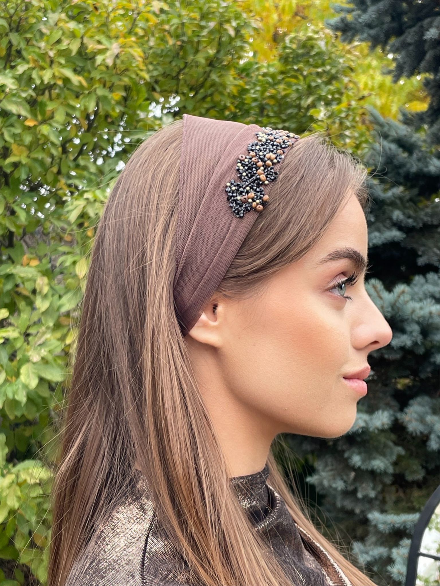 Batic din tul - Maro cu accesoriu din pietre negre si maro Batic din tul - Maro cu accesoriu din pietre negre si maro